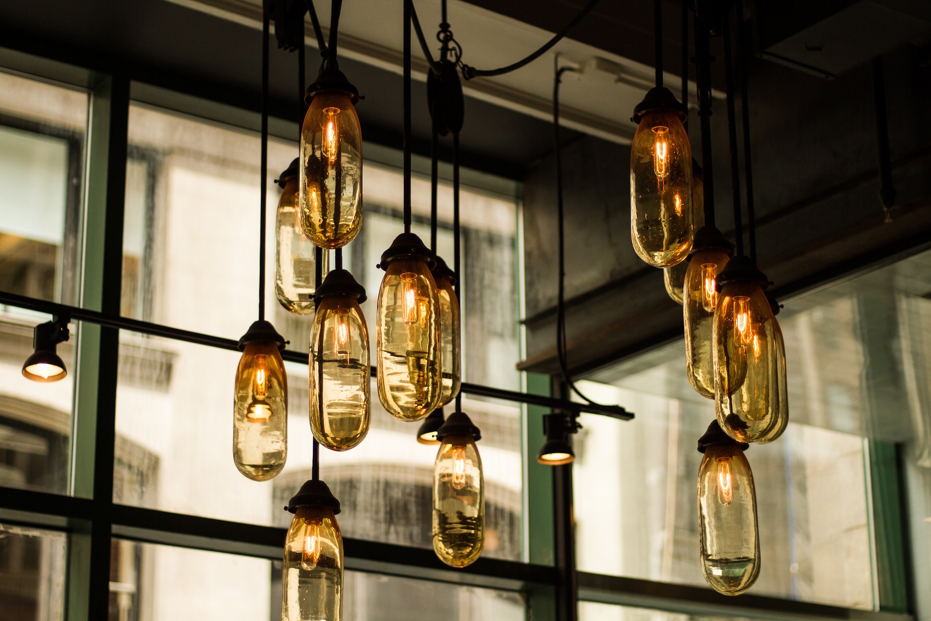 Svítidlo jako originální dekorace? Lampy a lustry do interiéru